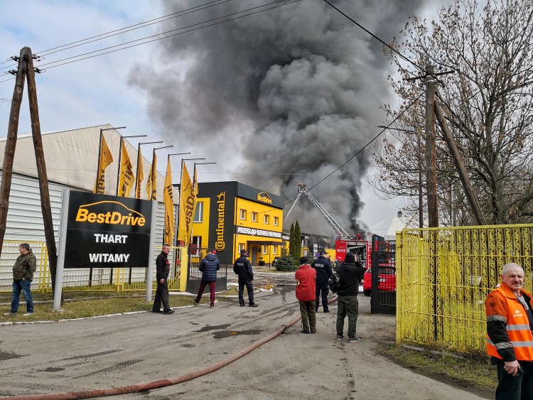 Duży pożar na Brochowie. Zawalił się dach hali [DUŻO ZDJĘĆ, WIDEO], Damian Filipowski