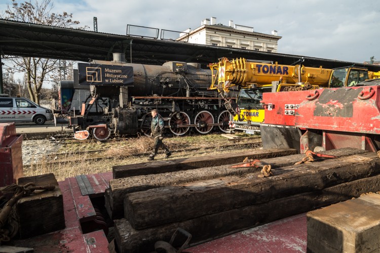 Historyczna lokomotywa „odjeżdża” ze Świebodzkiego. Zostanie wyremontowana i stanie się eksponatem [ZDJĘCIA, WIDEO], Magda Pasiewicz