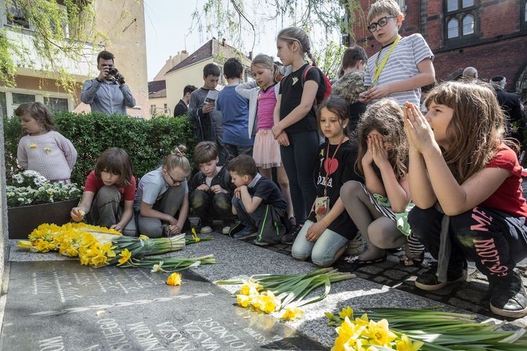 Złożono kwiaty na Placu Bohaterów Getta Warszawskiego, Magda Pasiewicz