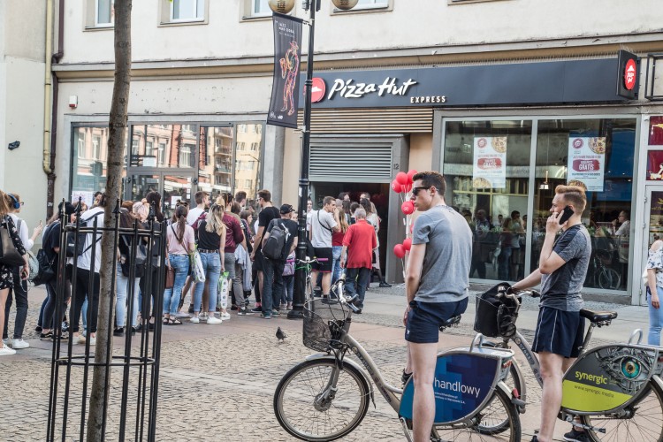 Nowa promocja Pizza Hut Express. Tłumy chętnych po darmową pizzę [ZDJĘCIA], Magda Pasiewicz