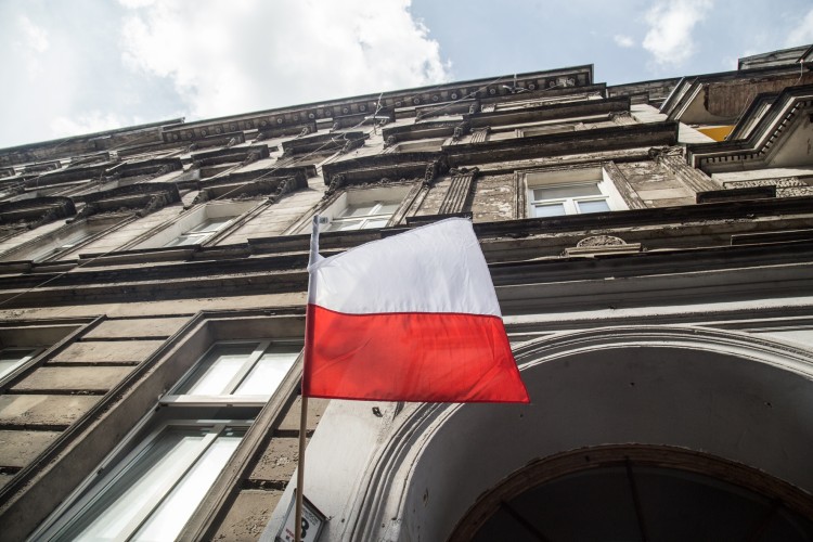 Dziś Dzień Flagi. Wrocławianie wywieszają biało-czerwoną [ZOBACZ ZDJĘCIA], Magda Pasiewicz
