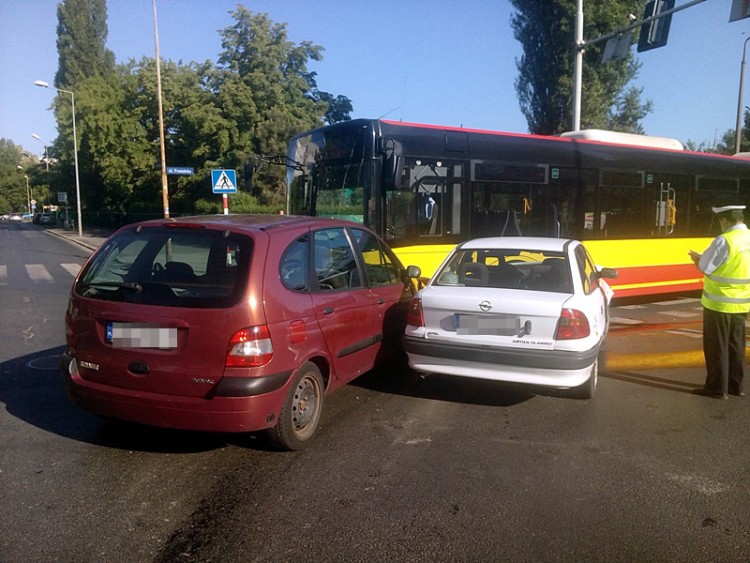 Wrocław: zderzenie dwóch samochodów z autobusem MPK [ZDJĘCIA], czytelnik