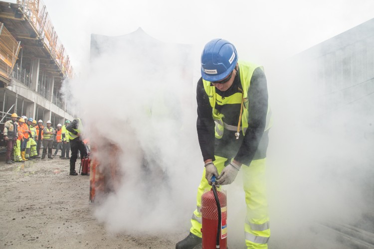 Symulacja pożaru i ewakuacja na budowie nowego biurowca. Widowiskowe szkolenie [ZDJĘCIA], Magda Pasiewicz