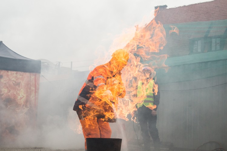 Symulacja pożaru i ewakuacja na budowie nowego biurowca. Widowiskowe szkolenie [ZDJĘCIA], Magda Pasiewicz