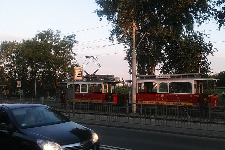 Wykolejenie zabytkowego tramwaju. Utrudnienia na zachodzie Wrocławia [ZDJĘCIA], Marta Gołębiowska