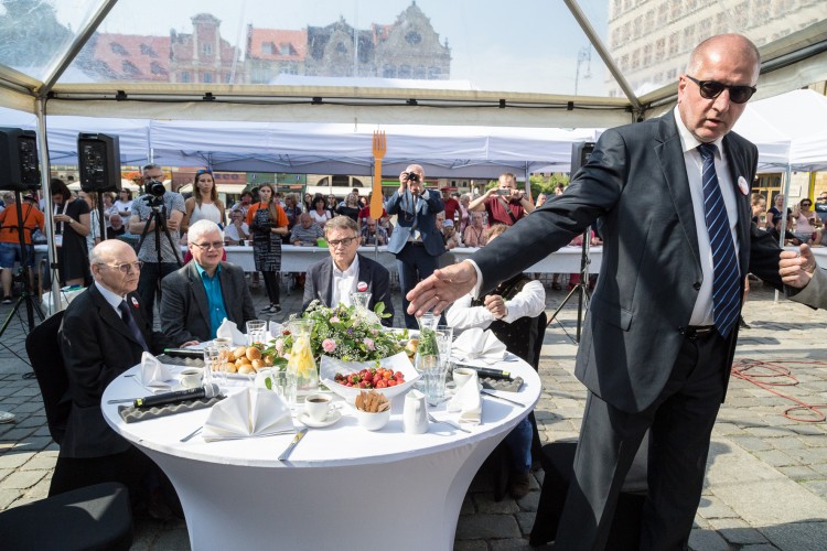 Prezydent Dutkiewicz zjadł na Rynku śniadanie z mieszkańcami i turystami  [ZDJĘCIA], Magda Pasiewicz