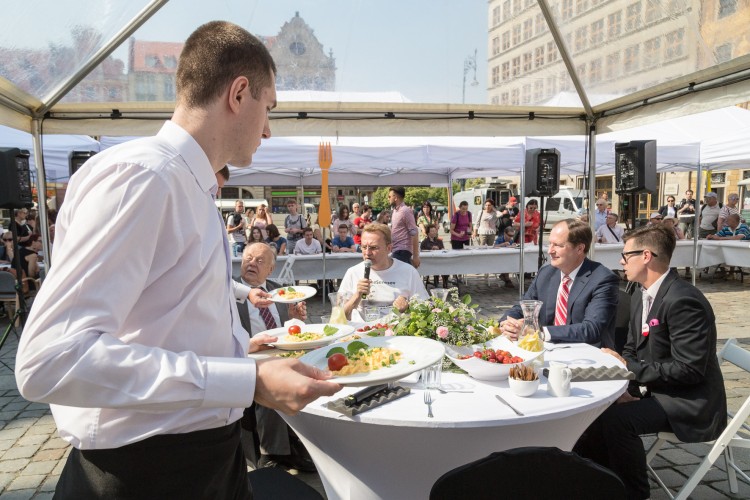 Prezydent Dutkiewicz zjadł na Rynku śniadanie z mieszkańcami i turystami  [ZDJĘCIA], Magda Pasiewicz