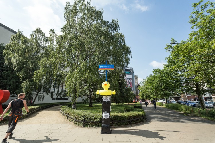 We Wrocławiu stanął pomnik „gumowej kaczki”. O co chodzi? [ZDJĘCIA], Magda Pasiewicz