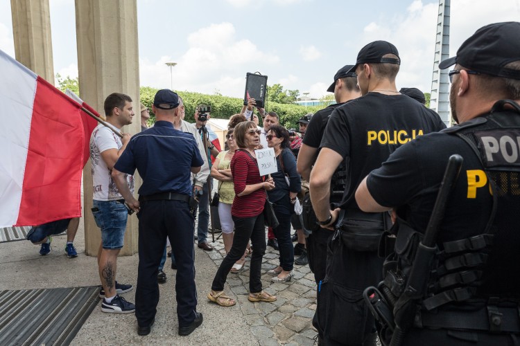 Protest przed halą w której dyskutowali Kwaśniewski, Komorowski i Michnik [ZDJĘCIA], Magda Pasiewicz