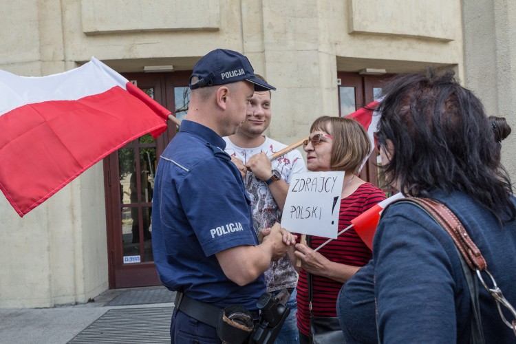 Protest przed halą w której dyskutowali Kwaśniewski, Komorowski i Michnik [ZDJĘCIA], Magda Pasiewicz