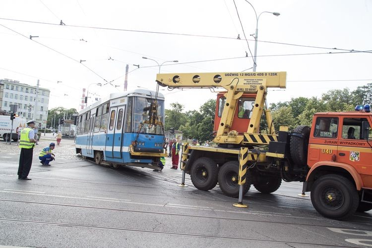 Wykolejenie tramwaju na Nadodrzu. Wagon wypadł z torów i wjechał na chodnik [ZDJĘCIA], Magda Pasiewicz