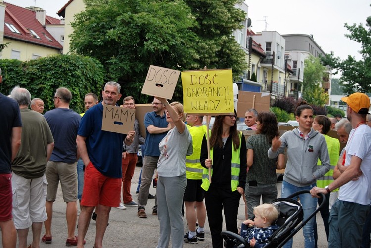 Protest na Grabiszynku. Mieszkańcy na godzinę zablokowali ulicę prowadzącą do dwóch szkół [ZDJĘCIA], Bartosz Senderek