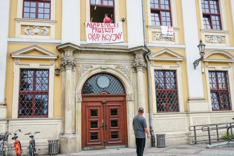 Kolejny dzień protestu na UWr. Pikieta solidarnościowa pod uczelnią [ZDJĘCIA], Magda Pasiewicz