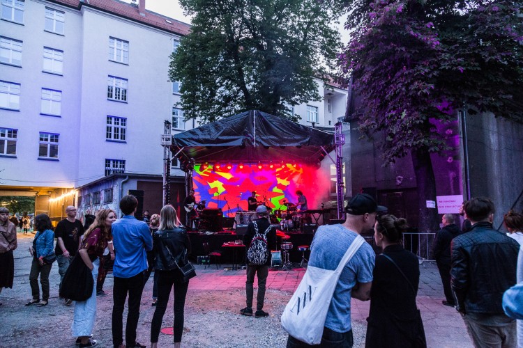 Na podwórku Impartu trwa festiwal dla fanów muzyki i miłych wspomnień [ZDJĘCIA], Magda Pasiewicz