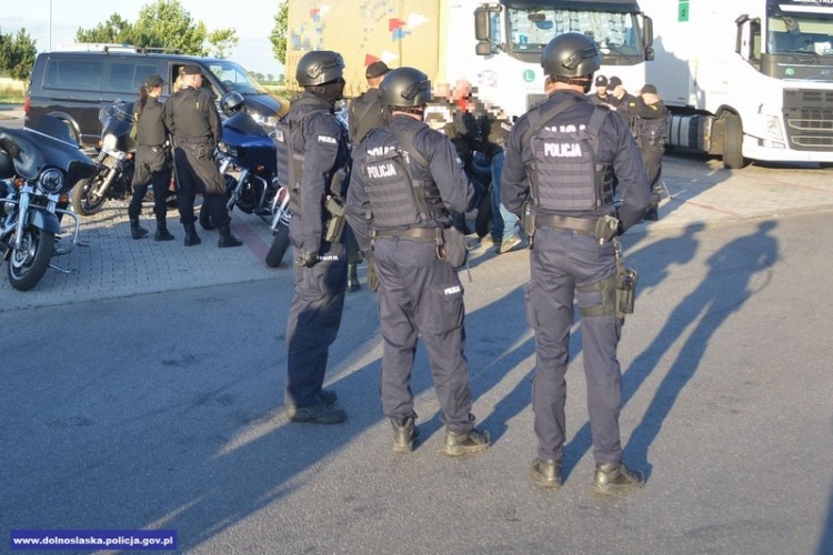 Motocykliści wyposażeni w broń, pałki i kastety jechali na zlot do Wrocławia [ZDJĘCIA], Dolnośląska Policja