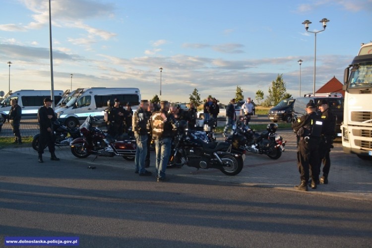 Motocykliści wyposażeni w broń, pałki i kastety jechali na zlot do Wrocławia [ZDJĘCIA], Dolnośląska Policja