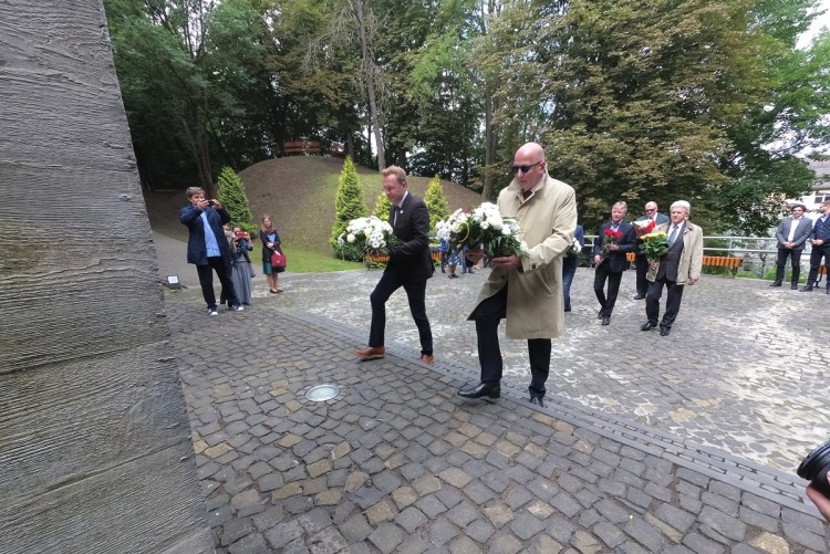 Rafał Dutkiewicz złożył kwiaty pod pomnikiem zamordowanych profesorów lwowskich na Wzgórzach Wuleckich, bas