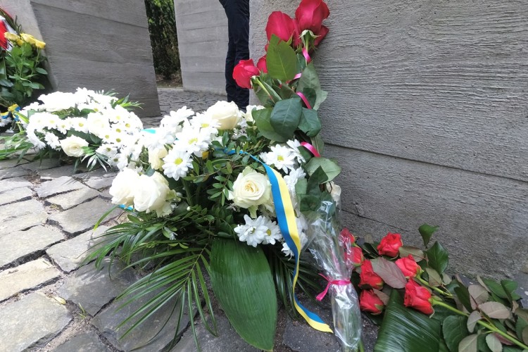 Rafał Dutkiewicz złożył kwiaty pod pomnikiem zamordowanych lwowskich profesorów [ZDJĘCIA], bas