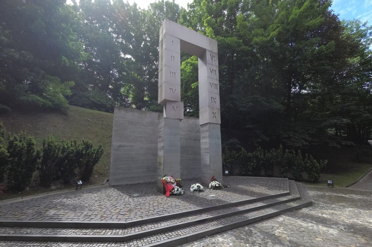 Rafał Dutkiewicz złożył kwiaty pod pomnikiem zamordowanych profesorów lwowskich na Wzgórzach Wuleckich, bas