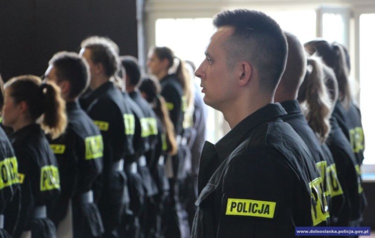 Dolny Śląsk ma 48 nowych policjantów i policjantek [ZOBACZ ZDJĘCIA], Dolnośląska Policja