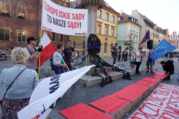 Kilkadziesiąt osób na niedzielnym proteście „Europo nie odpuszczaj” [ZDJĘCIA], Magda Pasiewicz