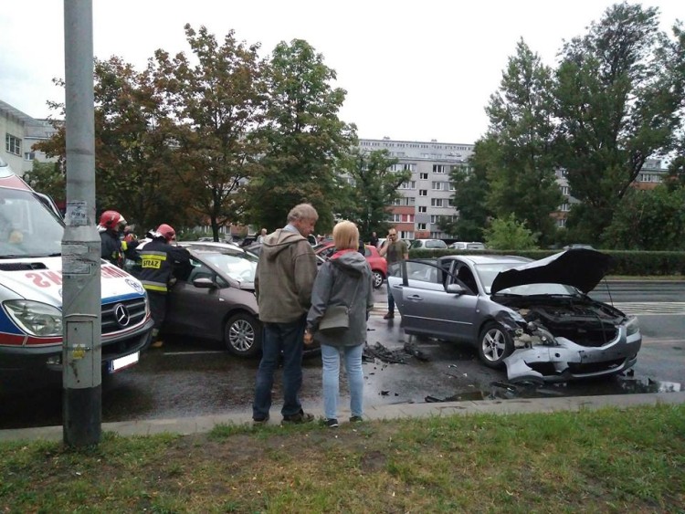 Groźny wypadek na Popowicach. Zderzyły się trzy samochody, jedna osoba ranna [ZDJĘCIA], Magda Pasiewicz