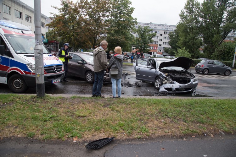 Groźny wypadek na Popowicach. Zderzyły się trzy samochody, jedna osoba ranna [ZDJĘCIA], Magda Pasiewicz