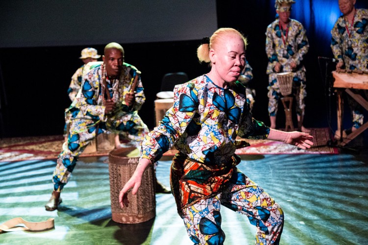 Muzyczno – taneczne przedstawienie w wykonaniu albinosów [ZDJĘCIA], Magda Pasiewicz