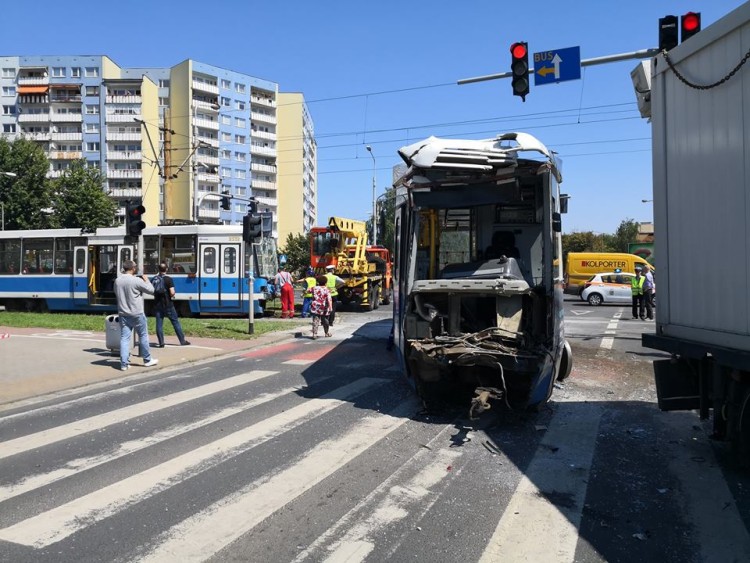 Groźny wypadek na Broniewskiego. Ciężarówka wjechała w tramwaj, są ranni [ZDJĘCIA], daf