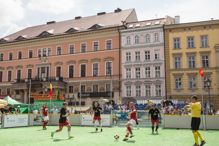 Piłkarskie boisko na placu Solnym. Odbywają się tam mistrzostwa... bezdomnych [ZDJĘCIA], Magda Pasiewicz