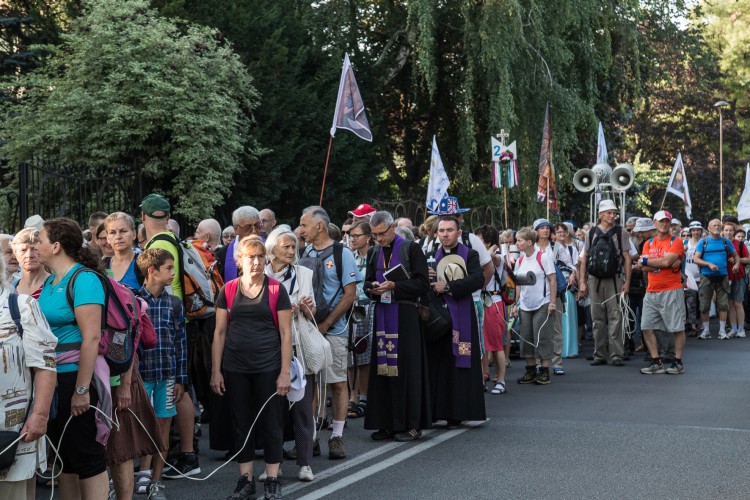 Wrocławscy pielgrzymi już w drodze do Częstochowy. Zamierzają dotrzeć w 8 dni [ZDJĘCIA], Magda Pasiewicz