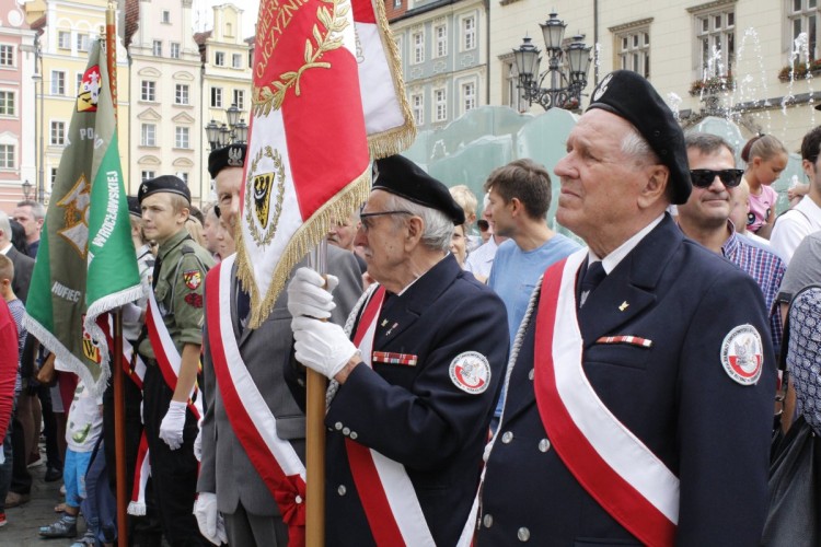 Święto Wojska Polskiego na wrocławskim Rynku [ZDJĘCIA], Dolnośląski Urząd Wojewódzki