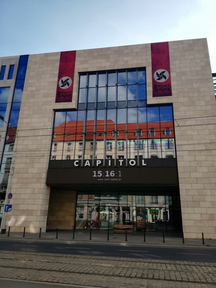 Bezpartyjny Wrocław chce reakcji w sprawie nowej reklamy Capitolu. „Wiele osób może nie znać kontekstu wywieszenia tych flag”, Bartosz Senderek