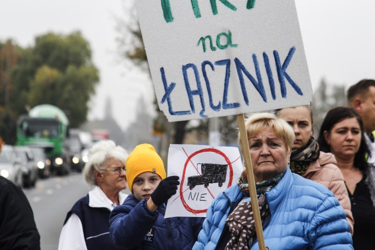 Mieszkańcy Kowal protestują blokując główną ulicę osiedla, Magda Pasiewicz