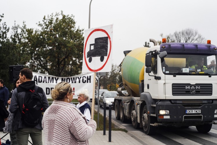 Mieszkańcy Kowal protestują blokując główną ulicę osiedla, Magda Pasiewicz