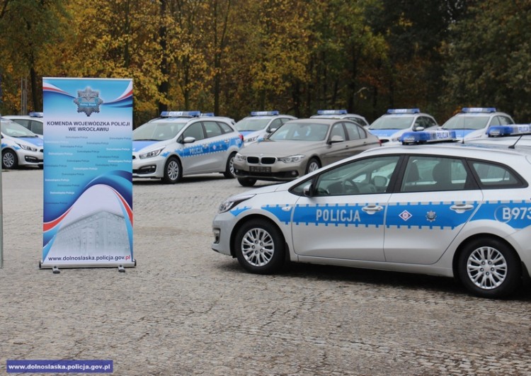 Policjanci otrzymali nowe radiowozy. Są wśród nich nieoznakowane auta, KMP we Wrocławiu