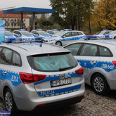 Policjanci otrzymali nowe radiowozy. Są wśród nich nieoznakowane auta [ZDJĘCIA], KMP we Wrocławiu