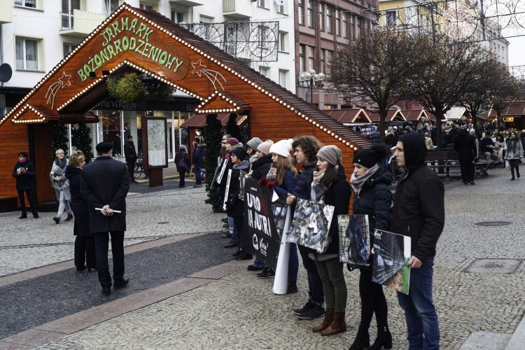 Protest przed jarmarkiem na Świdnickiej. „Futra to śmierć i smród” [ZDJĘCIA], Magda Pasiewicz