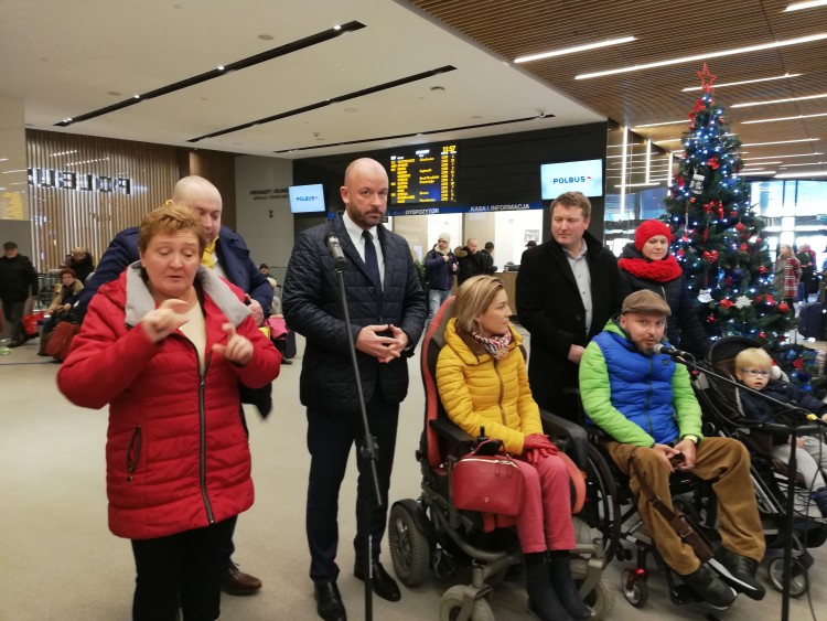 Niepełnosprawni mogą już komfortowo podróżować między PKS-em i lotniskiem, mgo