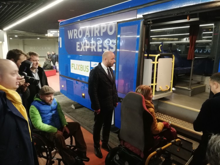 Niepełnosprawni mogą już komfortowo podróżować między PKS-em i lotniskiem, mgo