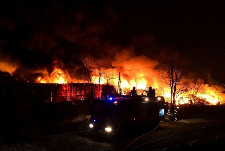 Z tym pożarem wrocławscy strażacy walczyli ponad 40 godzin [ZDJĘCIA,WIDEO], OrzechŻerniki