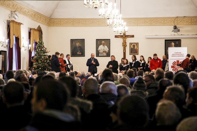 Arcybiskup i prezydent Wrocławia wspólnie rozdawali 750 paczek dla potrzebujących [ZDJĘCIA], Magda Pasiewicz