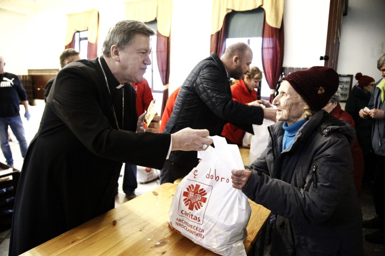 Arcybiskup i prezydent Wrocławia wspólnie rozdawali 750 paczek dla potrzebujących [ZDJĘCIA], Magda Pasiewicz
