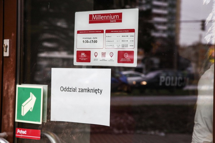 Napad na bank we Wrocławiu. Sprawców ściga policja [ZDJĘCIA], Magda Pasiewicz