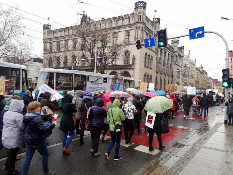 Wrocław: pracownicy sądu wyszli na ulice. Domagają się 1 tys. zł podwyżki [ZDJĘCIA], Bartosz Senderek