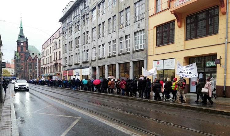 Wrocław: pracownicy sądu wyszli na ulice. Domagają się 1 tys. zł podwyżki [ZDJĘCIA], Bartosz Senderek