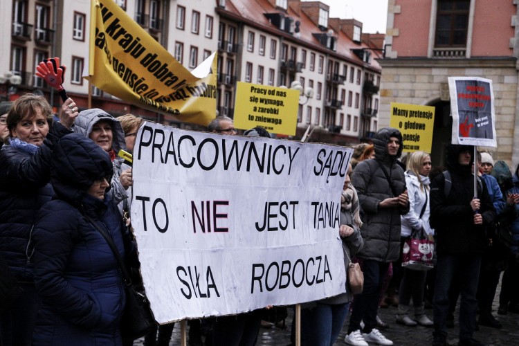 Wrocław: pracownicy sądu wyszli na ulice. Domagają się 1 tys. zł podwyżki [ZDJĘCIA], Magda Pasiewicz