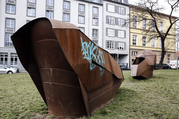 Ktoś oszpecił rzeźbę Abakanowicz przy wrocławskiej ASP, Magda Pasiewicz