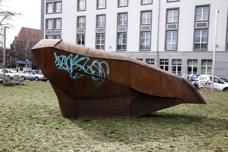 Ktoś oszpecił rzeźbę Abakanowicz przy wrocławskiej ASP, Magda Pasiewicz
