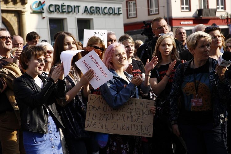 ”Rząd nas nie szanuje”. Demonstracja przed strajkiem nauczycieli [ZDJĘCIA], Magda Pasiewicz